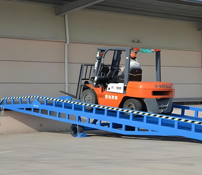 莱城移动式卸货平台（叉车用）